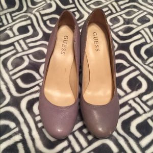 GUESS size 7.5 mauve platform pump